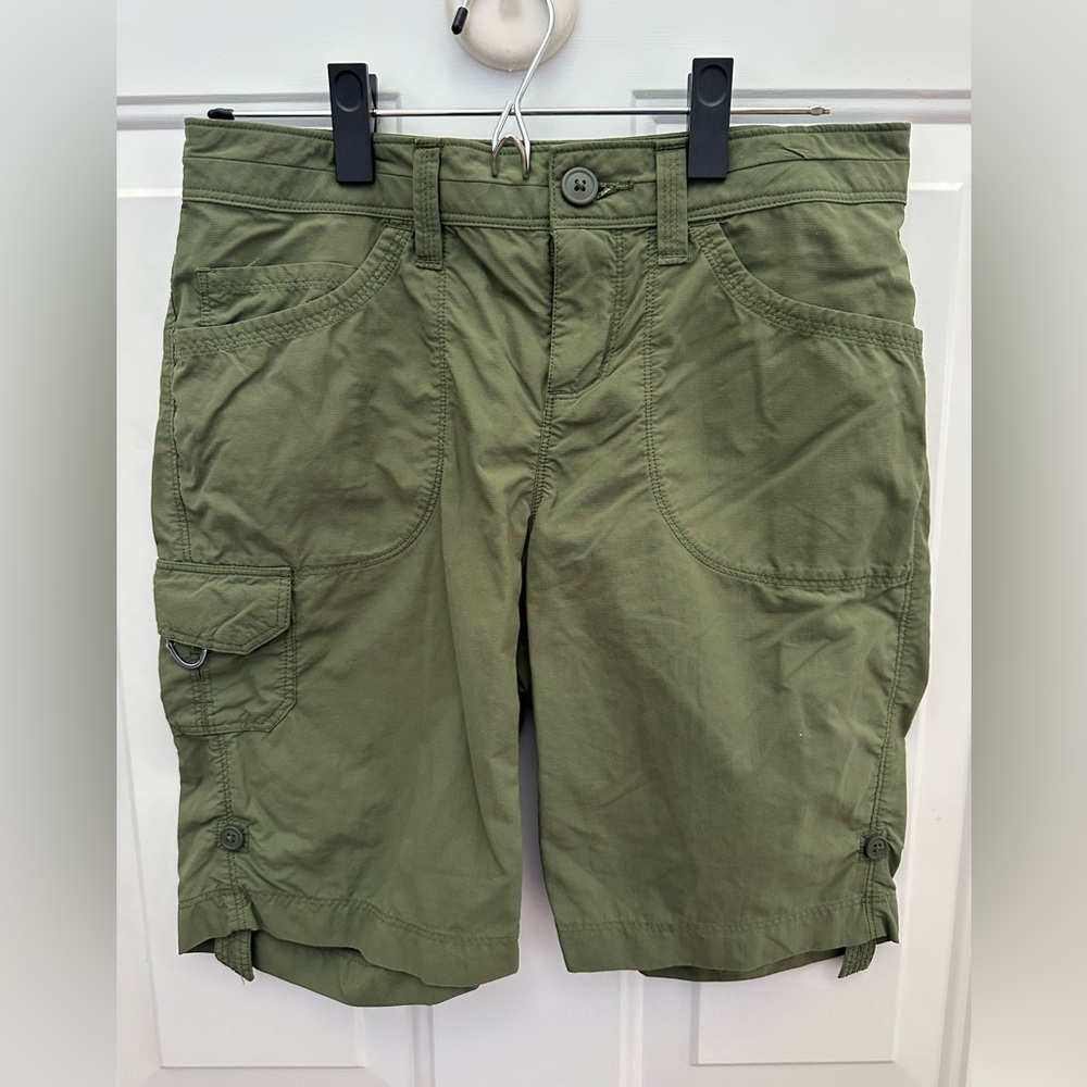 Mountain Hardwear Green Quick Dry Roll-up with Tab Green Shorts